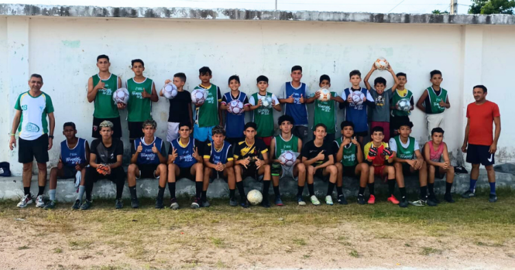 Secretaria de Esporte e Lazer de Pedra Lavrada entrega materiais para escolinha de futebol