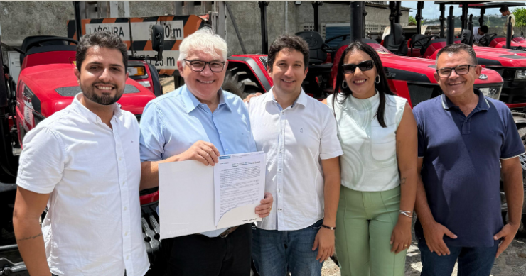 Tota Guedes recebe trator para reforçar a agricultura de Pedra Lavrada