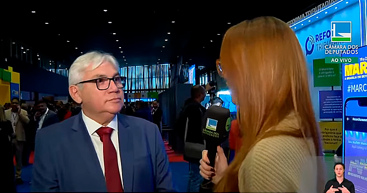 Tota Guedes concede entrevista à TV Câmara durante a XXVI Marcha a Brasília em Defesa dos Municípios