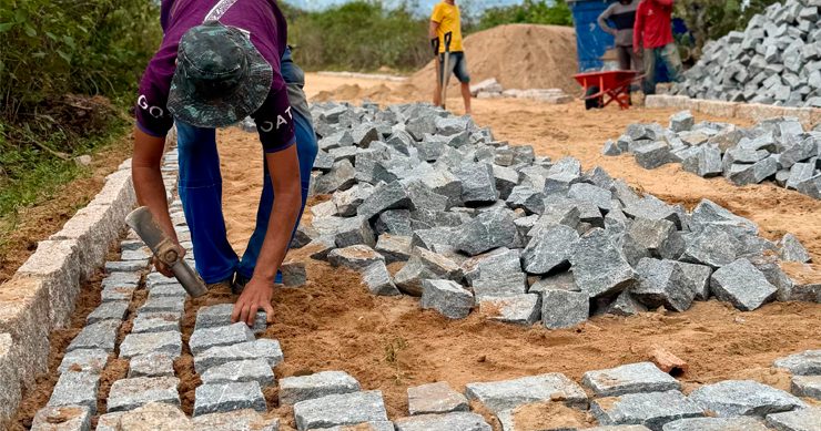Prefeitura de Pedra Lavrada inicia pavimentação em paralelepípedo no Sítio Serrote