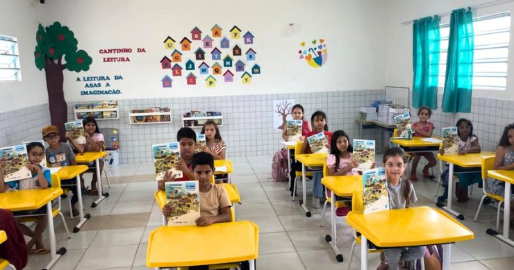 Secretaria de Educação entrega materiais didáticos aos estudantes do Ensino Fundamental