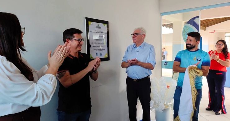 Tota Guedes entrega reforma da Escola Maria Elenita